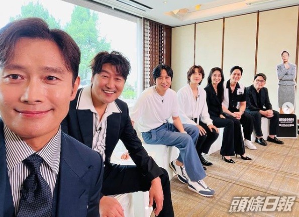 李秉憲(左一)、宋康昊(左二)、金南佶(左三)、任時完(中)等上羅PD節目,宣傳電影《緊急迫降》。